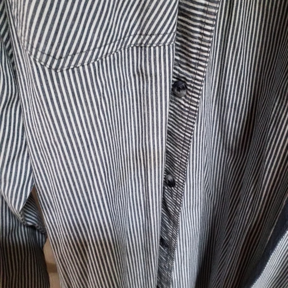 4x Button Up - image 4